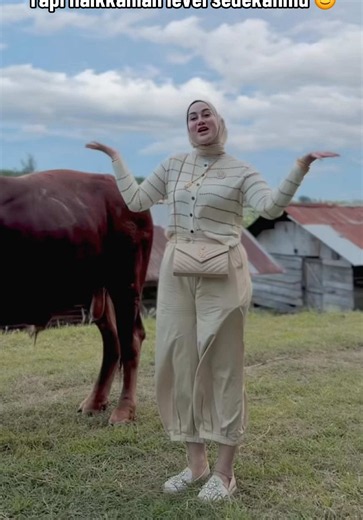 Ya Allah izinkan saya utk terus berada dititik ini setiap tahunnya, agar bs membelikan Qurban seluruh keluarga & karyawan yg tlh berjuang bersama kami.. Ya Allah .. Engkau Maha Tau apa yg selama ini hamba perjuangkan, bukan hny utk diri sendiri,melainkan utk semua org yg berjalan & bertahan bersama hamba selama ini... Ya Allah jadikanlah @Asr fashionable sebagai brand yg membawa manfaat , keberkahan, dan kebahagiaan utk byk org, Lindungi ASR FASHIONABLE dari segala keburukan ,fitnah , dan hal-ha