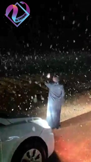 BREAKING ❄️☃️ Snowfall in Hail, Saudi Arabia on the night of December 17–18, 2025! A rare winter spectacle as the desert turns white — nature never fails to surprise. 🌨️✨ #SnowInSaudi #HailSaudiArabia #WinterWonderland #RareWeather #ClimateSurprise | Najrul Haque Moijing Mayum