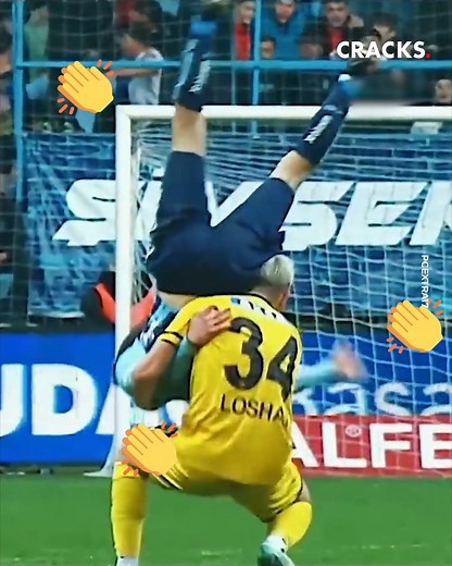 2.8M views · 33K reactions | Aunque el partido esté peleado y los ánimos caldeados, primero somos personas ⚽ | Cracks | Facebook