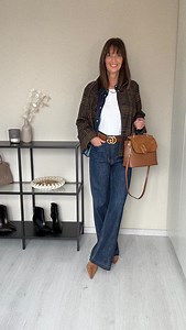 Werbung. OUTFIT DES TAGES Jeans auf Jeans ist immer eine sehr schöne Kombination. Das Jeanshemd kannst du bei diesem Look ganz lässig geöffnet lassen. Ich freu mich immer sehr, wenn ihr ein Outfit nachstylt. Jeans, Jeanshemd, Stiefeletten von H&M Jacke älter von @bonprix Tasche von C&A #ü50blogger #outfitdestages #modeinspiration #jeansoutfit #over50style | emmaleinswelt