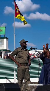 Sósia de Samora Machel Revive Discurso Histórico da Independência de Moçambique. Ângelo Guambe, sósia do primeiro Presidente de Moçambique, Samora Machel, recriou o emblemático discurso da Proclamação da Independência de 1975 no Estádio da Machava. Relembrando as palavras solenes que declararam a independência total do país, Guambe também entoou a canção "Khanimambo Frelimo", emocionando o público presente. | Dual Televisão