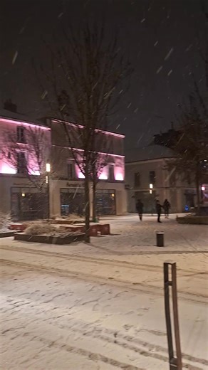 Ca y est il neige à Cholet les amis 🤩😍 Voici une petite vidéo de Cholet, Ville et Agglomération sous la neige en ce moment 🌨🌨 Envoyé nous vos photos de Cholet et de son agglomération sous la neige en commentaires 📽🎬📷🎥 Envoyé nous vos vidéos à leslaitschaud@gmail.com on les mettra dans un réel dès demain ❤️ Vive la neige et vive Cholet ⚪️🔴🎅🤶🎄 #leslaitschauds #villedecholet #cholet #reportage #photo #neige | Les Laits Chauds