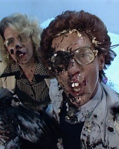 Theo en Thea in de rol van Leo Lolbroek en Gerda Grapjas hebben onderzocht wat Nederland grappig vindt: poep! Lach nog meer met '70 jaar TV: satire van A tot Z' op bit.ly/70jaarsatire-npo en zondagavond op NPO 3. | VPRO