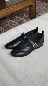 Get endless compliments in these timeless mary jane flats from Clarks 🖤🥿 . Préparez-vous à recevoir énormément de compliments lorsque vous porterez ces mary janes intemporelles de Clarks 🖤🥿 | SOFTMOC SHOES