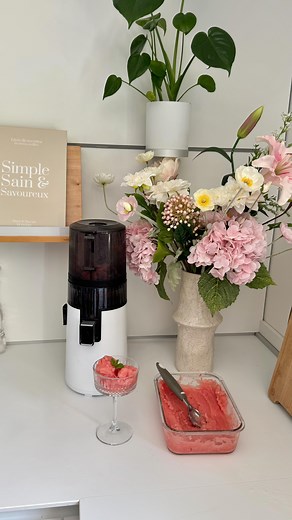 Marie Tuffery on Instagram: "Modèle de l’extracteur 2 en 1 : H70ST de chez @huromeuropeofficial 🍉 Profitez de -10% sur l’achat de tout extracteur de jus avec le code “sleepingbeauty10”🩷 Vous savez que je suis fan de mes jus de légumes et fruits (60/40) et que le pressage lent des extracteurs Hurom est indispensable à mon sens car il préserve toutes les vitamines. Mais ce qui est aussi génial, c’est qu’il suffit de changer le filtre pour transformer l’extracteur et faire des sorbe