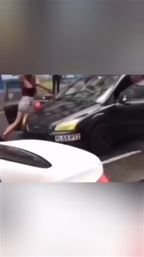 🤖•𝗢𝘂𝘁 | 𝗨𝗳 | 𝗦𝘆𝗹𝗹𝗮𝗯𝘂𝘀 👾| > on Instagram: "日本利用压电瓷砖将脚步转化为电能。这些瓷砖捕捉来自你脚步的动能。当你行走时，你的重量和动作会对瓷砖产生压力。瓷砖会轻微弯曲，从而产生机械应力。瓷砖内部的压电材料将这种应力转化为电能。每一步都会产生少量电荷，而数百万步结合在一起就能产生足够的电力来驱动 LED 灯、数字显示屏和传感器。在像涩谷车站这样繁忙的地方，每天大约有 240 万个脚步为这一系统作出贡献。这些电能可以被储存或立即使用，从而减少对传统电力来源的依赖，并支持可持续的城市基础设施。这种方法将日常运动转化为实用的可再生能源 #日本 #知识 #事实 #你知道吗 #推荐 #科技 #创新 #历史 #技术 #实验 #热门 . ."