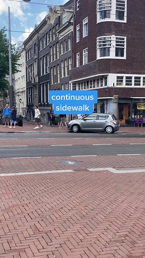 here’s how the dutch design intersections of major and minor roads for pedestrian safety and priority! 🚸 #engineering #civilengineering #sidewalk #pedestrian #design #construction #road #street #urbanism #amsterdam