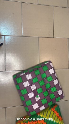 Pouf pliable solide confortable et peut être utilisé comme une boîte d’arrangement Disponible en plusieurs motifs en pagne africain #wax #pliable #pouf