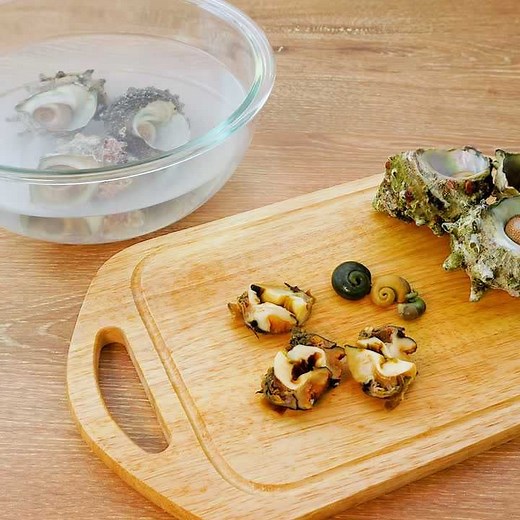 料理の基本！ サザエの砂抜き方法のレシピ動画・作り方 | デリッシュキッチン