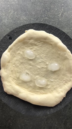 ls_kocht | 𝐂𝐨𝐨𝐤𝐢𝐧𝐠 𝐃𝐢𝐚𝐫𝐲: 𝐑𝐞𝐜𝐢𝐩𝐞 ⬇️🇩🇪🇬🇧 🇩🇪 Pizza Bruschetta Zutaten • 280g Teigling • 5 Eiswürfel • 200g Cocktailtomaten • 1 Knoblauchzehe • 1/2... | Instagram