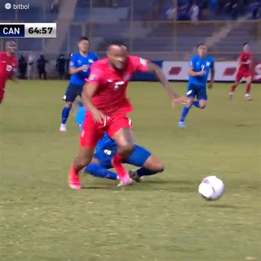 Ya tenemos el gol más extraño del 2022: La Selección de Canadá ganó al Salvador y nos regaló este increíble gol, sin dudas el más raro en lo que va del año. Los del norte marchan 1º e invictos en la clasificación al mundial, a solo un punto de sacar boletos. Suscríbete para ver más contenido http://bit.ly/yt-cracks | Cracks