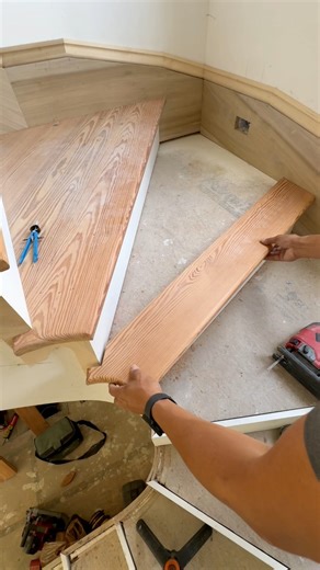 203K views · 6.5K reactions | How to install winder stair treads #carpentry #woodworkingtips #parati #construction #foryouシ | Olman Castellanos | Facebook