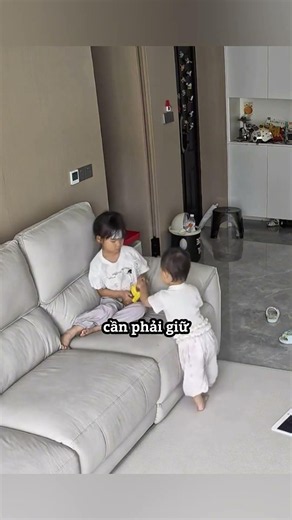 A Heartwarming Moment as a Little Girl Tenderly Cares for Her Sick Older Sister ❤️