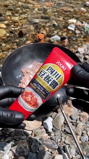 【これ、何作ってるかわかる？】#ヒントは #最後に入れた調味料の絵