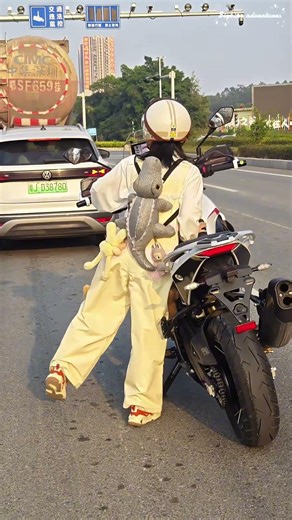 Tiny Rider vs Big Trucks at the Red Light, X-Cape 1200 ADV#xcape120 #girlrider #motorcycle #bikelife