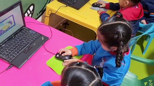 A través de la informática, los niños pueden desarrollar una variedad de habilidades cognitivas y sociales: ✨ Los juegos de computadora ayudan a los niños a desarrollar habilidades de pensamiento creativo y resolución de problemas. ✨La informática ayuda a los niños a desarrollar habilidades de autonomía y autorregulación, ya que les permite trabajar de manera independiente y tomar decisiones sobre su propio aprendizaje. Somos un lugar seguro y agradable para tu pequeño, con una metodología de en