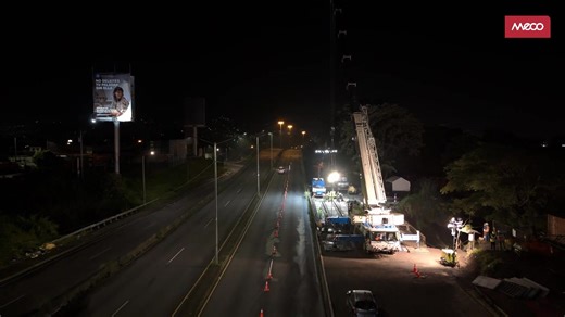 En Constructora Meco seguimos construyendo más que infraestructura: construimos conexiones que unen comunidades. Avanzamos con la sustitución del puente vehicular sobre el río María Aguilar, en la Ruta Nacional 39 (Circunvalación), un paso clave que facilitará la movilidad y el encuentro entre miles de personas cada día. Esta semana nuestro equipo trabajó durante la noche y parte de la madrugada para colocar las vigas de concreto del nuevo puente en sentido este-oeste. Este proyecto contempla la