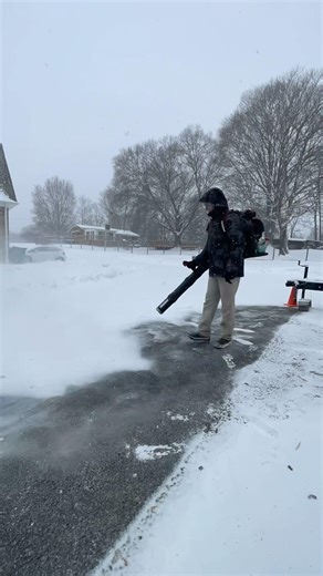 Shoveling snow with a Backpack Blower! #mithgooutdoorservicesllc