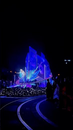 Frozen in Disney Starlight Parade!