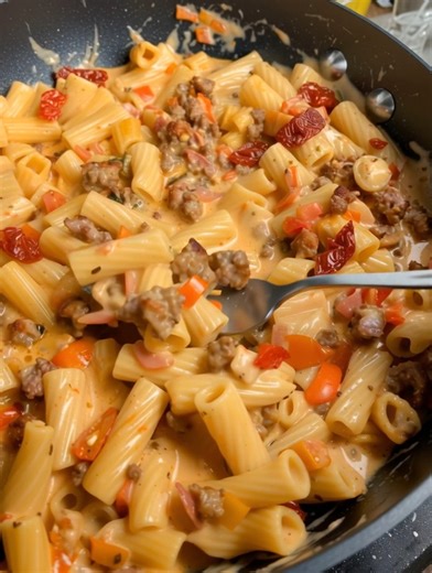 This scrumptious Italian Sausage Pasta combines rigatoni with sundried tomatoes and spinach in a creamy garlic Parmesan sauce. Recipe in First (c.o.m.m.e.n.t ).👇 | Easy Recipes