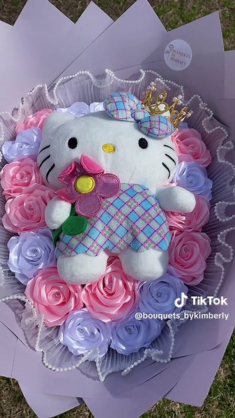 Hello kitty 18ct bouquet 🎀 #fyp #fypシ #parati #viral #hellokitty #ribbonflowers #ribbonroses #smallbuisness #bouquets_bykimberly