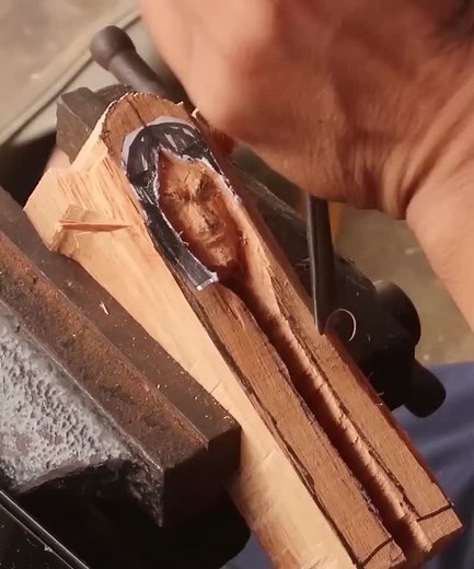Eren Founding Titan: El Arte de la Escultura en Madera