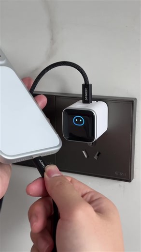 Anker Smart Display Charger: Compact 45W Charging Solution