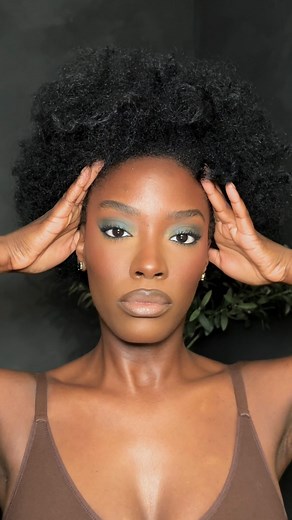 Chloé on Instagram: "green on you 🦚 charlotte tilbury magic cream clarins fix’ make up ben nye translucent powder (chestnut) benefit 24 hr brow setter benefit goof brow pencil (6) huda color corrector (papaya) giorgio armani luminous silk foundation (15) rare beauty soft pinch liquid contour (peaceful) mac studio fix 24 hr concealer (nw51) huda blush filter (coco loco) huda luminous matte concealer (salted caramel) huda easy bake loose powder (cinnamon bun) laura mercier translucent loose powde