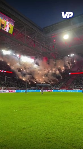 Heerlijke beelden uit Duitsland! 🔥🇩🇪 Tijdens het duel tussen Fortuna Düsseldorf en VFL Bochum kwamen de Bochum fans met een pyro in het uitvak! 🙌 Wat vind jij van deze sfeeractie?🤔🤩 #fy #dusseldorf #germany #bundesliga2 #voetbalprimeur