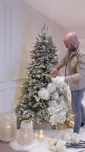 Build a hydrangea Christmas tree with us!🤩 We’ve created a gorgeous hydrangea tree using our Faux Hydrangea Stems for the ultimate transformation✨ Send to someone who would love this Christmas decor inspo🎄 #christmasdecorations #FestiveVibes #christmasdecor | Rowen