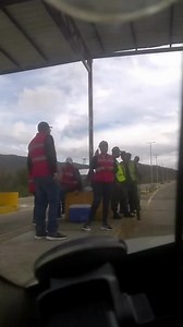 EL NUEVO MODUS OPERANDI CHANTAJE de los MATRAQUEROS de la frontera prohíben a los taxistas llevar más de 2 pasajeros de San Antonio a San Cristóbal. En qué ley aparece esa normativa? En qué decreto? En que parte de la Constitución dice que un vehículo solo puede llevar 2 pasajeros nada más? Que opinas? | Noticias La Fuente