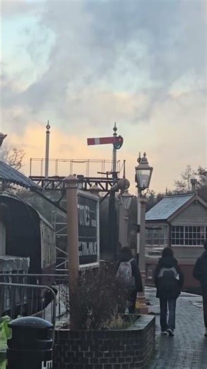 A Semaphore Signal going from Off (🟩) to On (🟥) at Totnes Riverside Station
