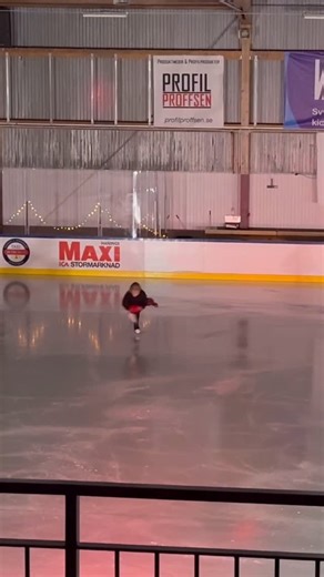 Trillingar on Instagram: "Ett par sekunder från dagens julshow. Lika tacksam varje gång jag får uppleva. Så glad att hon fortsätter åka ett tag till. Just nu är det bara Tea som åker konståkning o h Tilda tränar lite fotboll. Även om det ibland kunde kännas alldeles för mycket med alla aktiviteter så saknar jag det så otroligt mycket!"