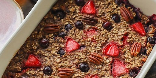 Baked Berry & Pecan Oatmeal