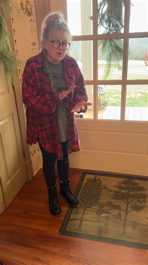 Floorcloths are a great way to add texture underfoot while standing up to everyday life. Originally used in early American homes as a durable alternative to carpets, these painted canvas coverings were made to last. Today, they’re still a smart choice for anyone who loves early American style and needs something pet-friendly that can handle years of use. (Home of Denise Dickinson, Christmas 2024 issue) #earlyamericanhome #floorcloth #primitivehome #historicinteriors #colonialstyle #earlyamerican