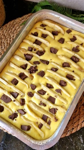 receitas _da_liane on Instagram: "Bolo de iogurte com banana crosta de canela e chocolate 🍌🍫💛 Esqueci todas as outras versões de bolo com crosta de canela 😃 Hoje trago mais uma versão desse bolo que amo ❤️ Simplesmente maravilhoso com toda certeza o meu preferido 💛❤️ Você precisa experimentar 😃 Ingredientes 🍌🍫👇 Xícara de 200ml Bolo de iogurte 4 ovos 1 pote de iogurte natural 160g Meia xícara de óleo 1 xícara de açúcar @ibiaalimentos 1 pitada de sal para realçar o sabor 2 xícaras e meia 