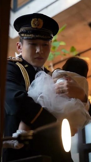 【警察官の結婚式】パパはかっこいい警察官✨可愛い家族のほっこり入場シーン🥹 #wedding #shorts #結婚式 #感動