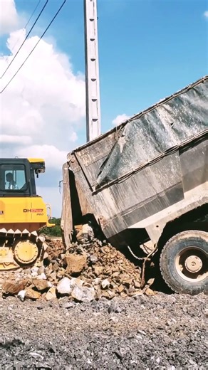 Amazing Dump Truck (1056) Skillful Drivers #shorts #dumptruck #truckingadventure