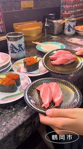 山形ちゃん🌼山形県の観光とグルメとvlog on Instagram: "行列ができるローカル回転寿司店🍣 📍金太郎寿し 新斎店 / 山形県鶴岡市 子どもの頃から愛してる金太郎寿し！ 特に休日は行列ができるほどの大人気🍣 特に、旬の庄内浜の鮮魚や 穴子がでっかくて大好き〜〜！！ 動画にはないけど、茶碗蒸しもかなり美味しい！！ 強い言葉は使っちゃうけど… 個人的に回転寿司界でいちばん好き😘 #金太郎寿し #鶴岡市 #山形グルメ #鶴岡グルメ #庄内グルメ #山形観光 #鶴岡観光 #山形県 #山形寿司 #山形ちゃん_鶴岡市 #山形ランチ #鶴岡ランチ #yamagata #japan #yamagatatrip #tsuruoka #shonai #japenesefood #야마가타 #야마가타맛집"