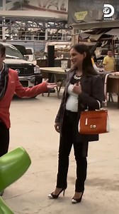 508K views · 4.5K reactions | El cliente sorprende a su esposa con un auto personalizado… ¡y un anillo de compromiso!  | Discovery en Español | Facebook