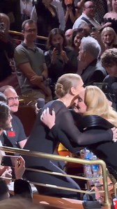 Adele emocionou-se após ver Celine Dion na residência de concerto em Las Vegas. As duas cantoras deram um abraço no Colosseum Theater no Caesars Palace, construído originalmente para a residência de estreia de Celine Dion em 2003. 😍 #radiocomercial | Rádio Comercial