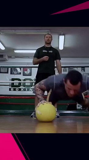 Nel mondo in continua evoluzione di oggi, rimanere fermi equivale a retrocedere. È fondamentale aggiornarsi per essere dei vincenti ❤️🥊 @kickandpunch_milano_downtown | Angelo Valente