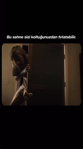 Movie Club on Instagram: "Intruders (2014), Juan Carlos Fresnadillo tarafından yönetilen psikolojik bir korku filmidir. Filmde, biri İspanya’da biri İngiltere’de yaşayan iki çocuğun, “Boş Yüz” olarak bilinen aynı yüzsüz yaratık tarafından musallat edilmesi anlatılır. Ebeveynler çocuklarını korumak için mücadele ederken, hikâye hayal ile gerçeklik arasındaki çizgiyi bulanıklaştırır ve korkunun fiziksel bir şekle bürünebileceğini gösterir. Film, doğaüstü korkuları duygusal travmayla harmanlayarak 