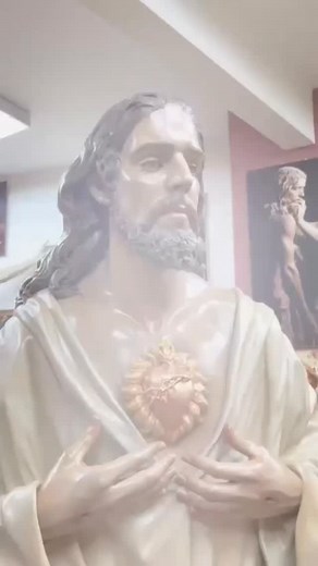 “Aquí os presento la nueva imagen del Sagrado Corazón de Jesús a tamaño natural: una llama de Amor hecha forma. Mañana sábado, en el reportaje completo, contemplaréis la profundidad y el misterio de su Corazón divino.” | Manuel Martín Nieto