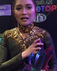 17K views · 20 shares | Pemenang Anugerah Lagu MeleTOP ERA #AME2016: Siapa Diriku oleh Ayda Jebat. Jangan nangis ok @aydajebat!  | ERA (Malaysia) | Facebook