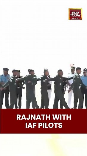 Defence Minister Rajnath Singh Clicked with IAF Pilots at MiG-21 Farewell Ceremony | India Today