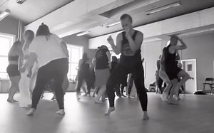 🎵 Learn to move with style and rhythm to great music. Groove classes are led by certified facilitators. You’ll explore body awareness, creative play, and fun, syncopated movements. Most importantly you’ll connect with others in a relaxed and joyful atmosphere. Express yourself through dance and get grooved with us! 💃 #GrooveClass #GetGroved #DanceFitness #RhythmAndStyle video: @groovedenmark | The World Groove Movement