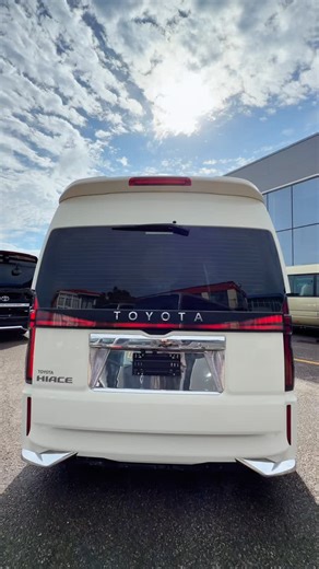 ToyotaHiace on Instagram: "#Toyota Hiace 7-seater desk version, no partition design makes the space more spacious and bright"