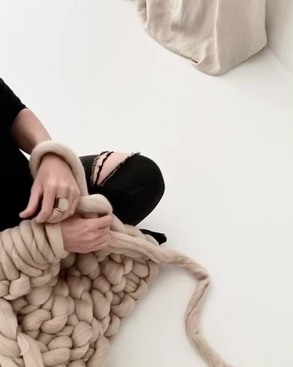 Arm knitting using Australian Wool#chunkyknitblanket #chunkyknitblankettutorial #armknitting #chunkyknit #knittingtutorial