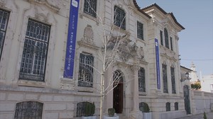 Creating augmented reality with a table and the Interactive Wall Kit. Learn more about the installation that was designed by byAR Augment Your Reality -> https://bit.ly/2W2KdUh | Bare Conductive